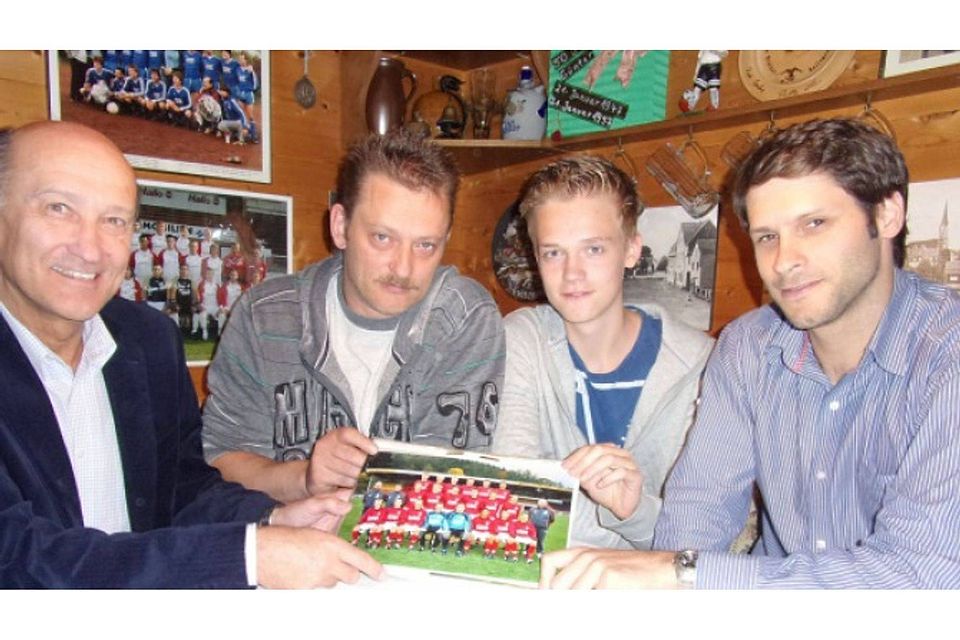 Günter Thielmann (links), hier mit seinen Söhnen Andreas (2. von links) und Marco (rechts) sowie Enkel Nico, feiert heute seinen 70. Geburtstag. Foto: hb