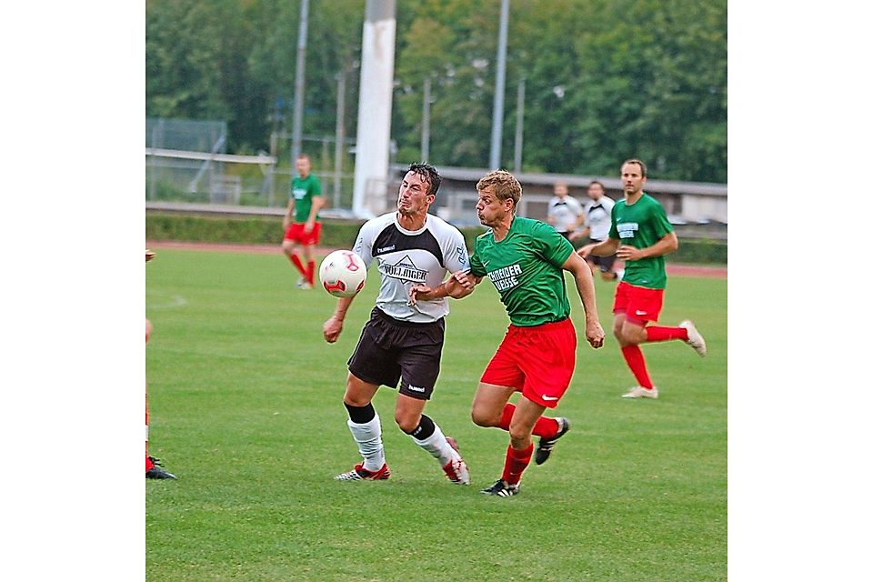 Der ATSV (grün-rot), hier gegen TSV Neustadt, holte mit Trainer Karsten Wettberg und Ex-Profi Tobias Schlauderer (rechts hinten) bekannte Namen.  Foto: Stöcker