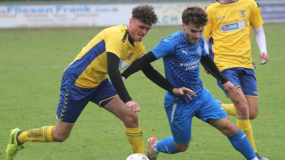 Maximilian Heilgemeier (links) vom TSV Inchenhofen ist in dieser Szene im Spitzenspiel, Tabellenzweiter gegen Ersten, ganz nah dran an seinem Gegner von der SpVgg Joshofen-Bergheim. 