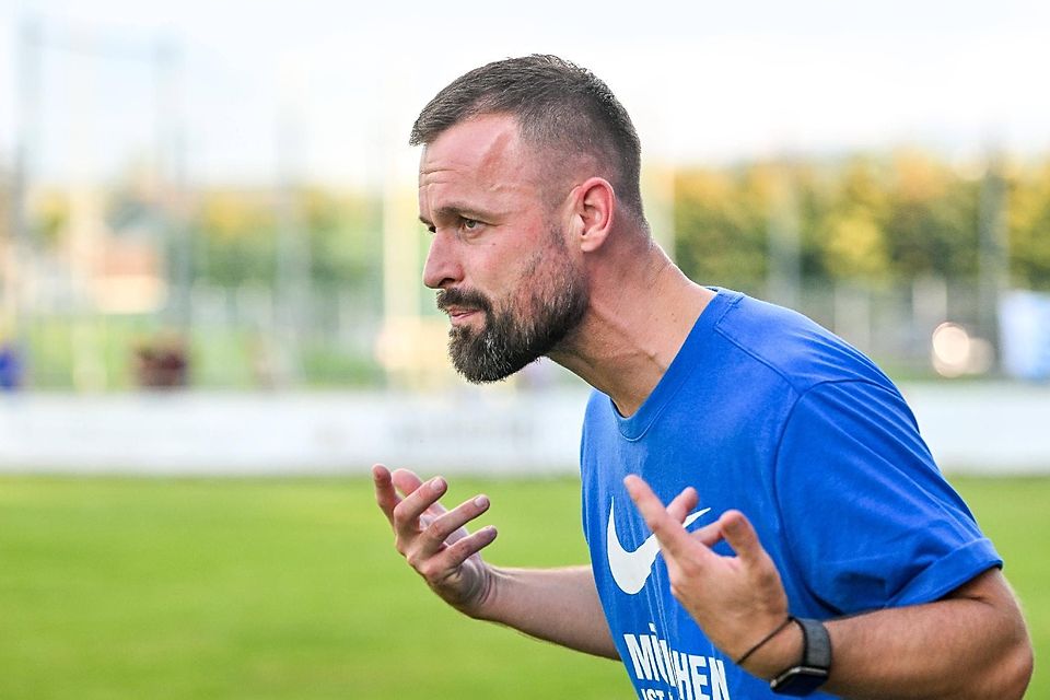 90+4.-Frust: 1860-Coach Hirschnagl ärgert sich über einen umstrittenen Elfmeter-Gegentreffer in der Nachspielzeit.