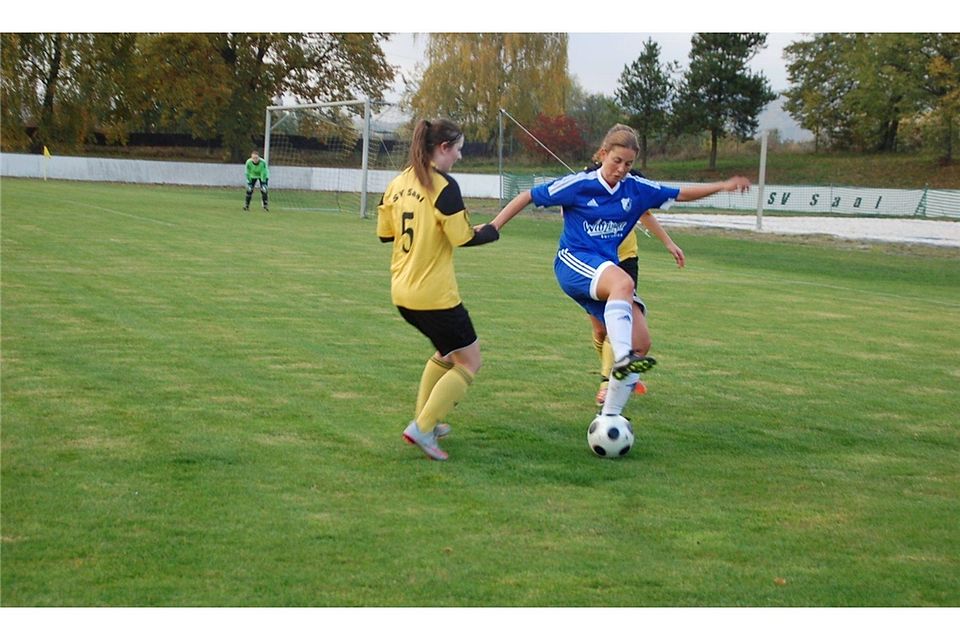 Siegenburgs Fußballerinnen (in blau) unterstrichen auch gegen Saal ihre Dominanz in der Damen-Bezirksliga West.  Foto: Abeltshauser