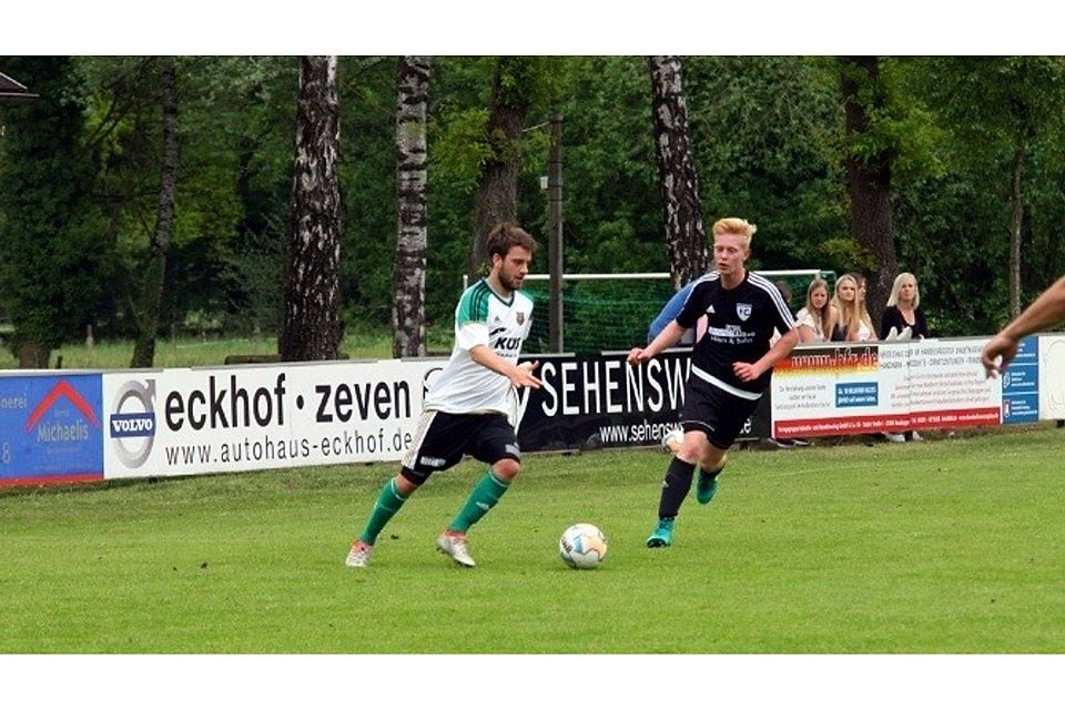 U18-Spieler Tim Schröder (rechts, im Duell mit Bent Bargfrede) gab ein starkes Debüt für Ostereistedt/Rhade, holte unter anderem einen Elfmeter heraus. Foto Krause