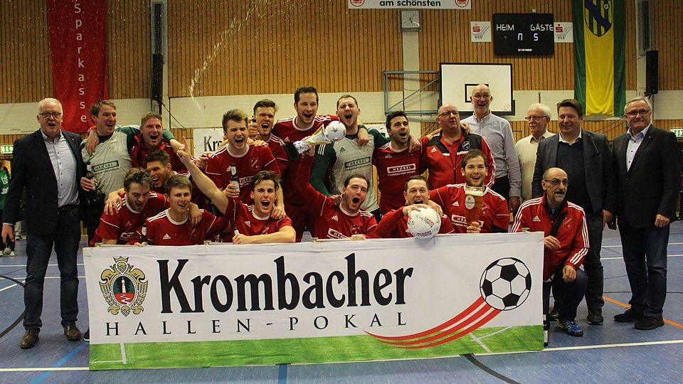 Der FC Lennestadt bejubelt den Sieg beim Hallenmasters.