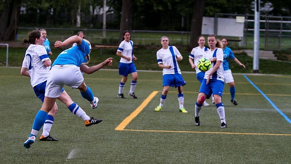 Die Torschützin Catherine Klein (MFFC Wiesbaden in blau) in Aktion. Foto: Jürgen Rode.