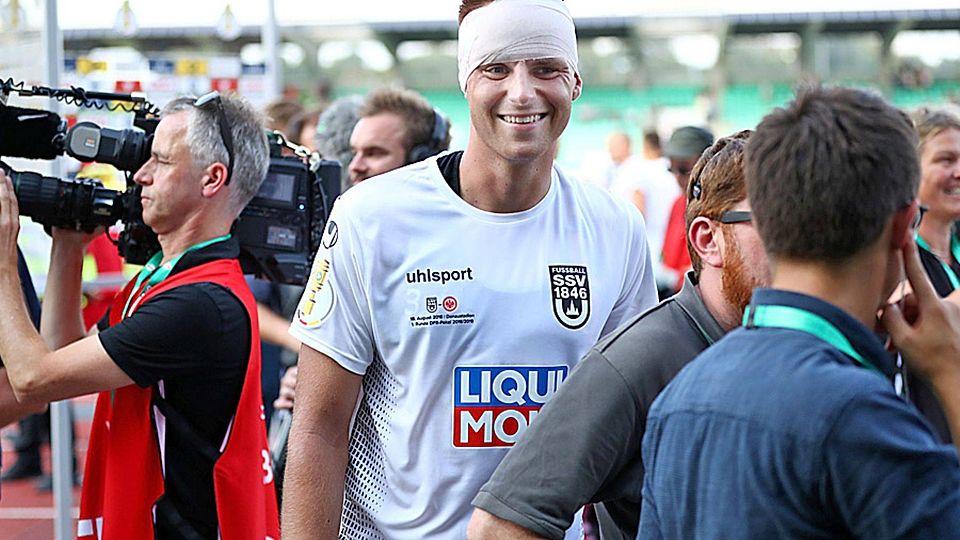 Michael Schindele nach dem 2:1-Sieg des SSV Ulm 1846 im DFB-Pokal gegen Eintracht Frankfurt. Den Kopfverband zog er sich nach einem Zusammenstoß zu, dieser Tag werde immer etwas Besonderes für ihn bleiben, sagt er. Schindele verlässt die Spatzen und beginnt eine Polizeiausbildung.