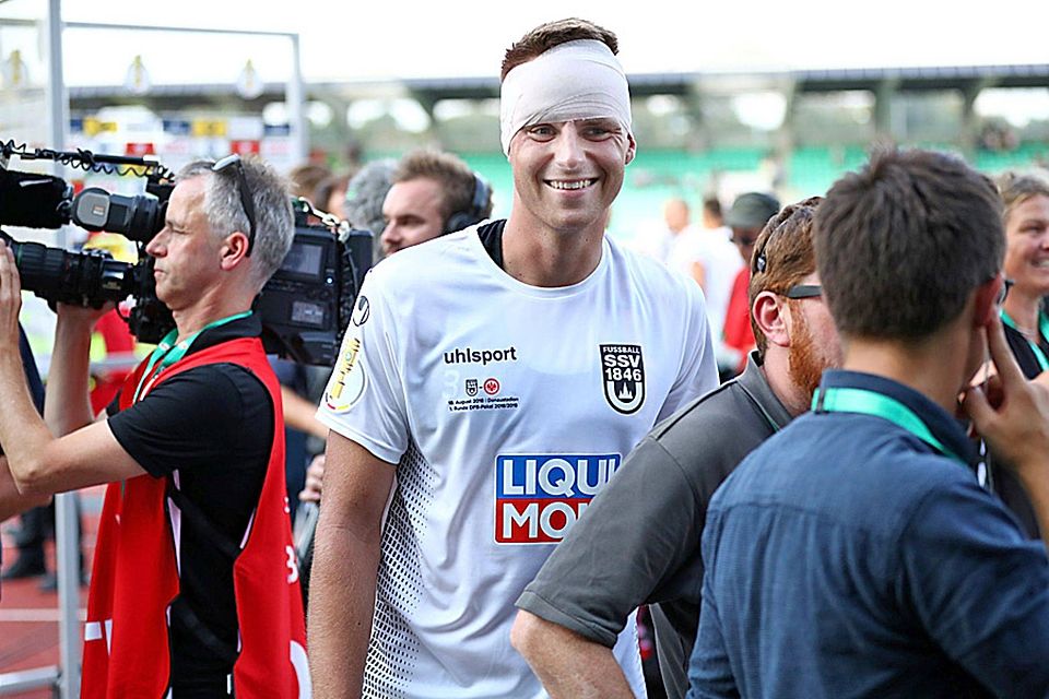 Michael Schindele nach dem 2:1-Sieg des SSV Ulm 1846 im DFB-Pokal gegen Eintracht Frankfurt. Den Kopfverband zog er sich nach einem Zusammenstoß zu, dieser Tag werde immer etwas Besonderes für ihn bleiben, sagt er. Schindele verlässt die Spatzen und beginnt eine Polizeiausbildung.
