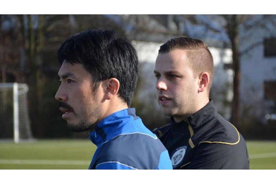Der Blick von Matthias Güldener (rechts) und seinem Co-Trainer Takashi Yamashita geht in Richtung Bezirksliga. F: Marth