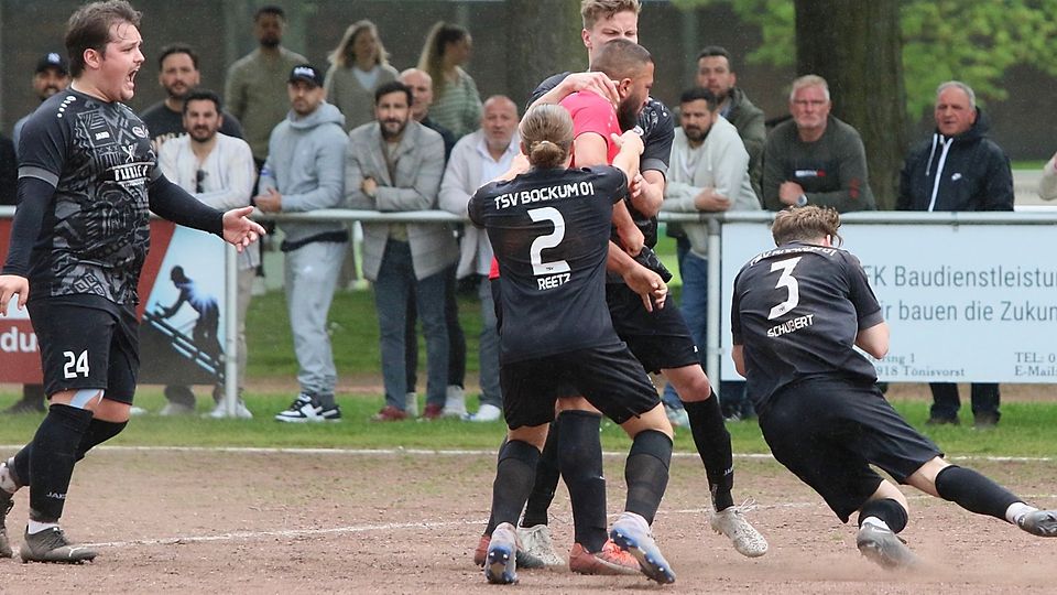 Eine unschöne Szene überschattete das Spieltenspiel der Krefelder Kreisliga B am Sonntag. Spielen wird der Übeltäter für den Verein nicht mehr.