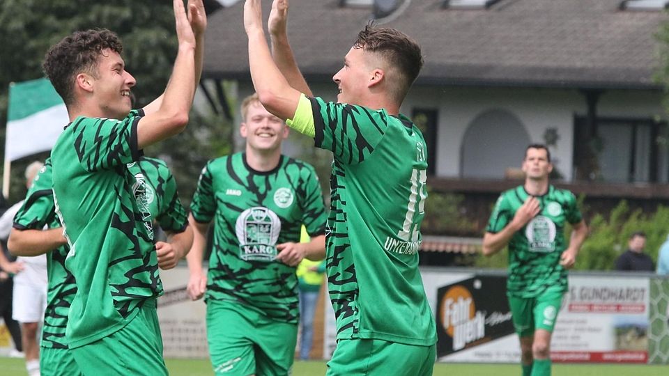 Es ist vollbracht: Die Unterammergauer können sich abklatschen, mit 6:1 nach Hin-und Rückspiel bezwingen sie die SG Antdorf/Iffeldorf.
