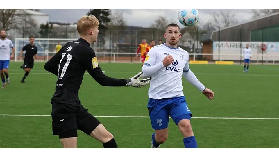Hendrik Mittelstädt (r., hier gegen Pohlheims Niklas Julian Linke) war praktisch an allen Marburger Offensivaktionen beteiligt. © Jens Schmidt
