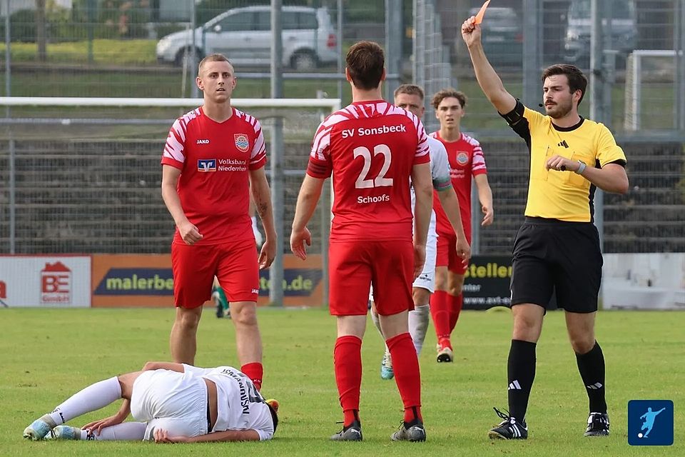 Robin Schoofs wurde hier beim 0:0 des SV Sonsbeck gegen den 1. FC Kleve mit der glatten roten Karte vom Platz gestellt. 