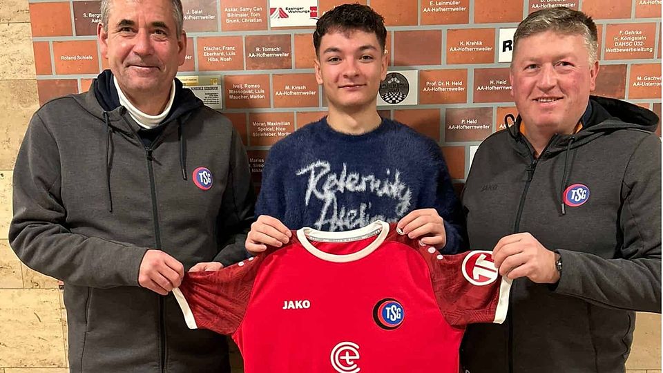 Von links: Christoph Discher (sportlicher Leiter), Enhar Jonus, Mario Katinic (Abteilungsleiter Fußball aktiv)