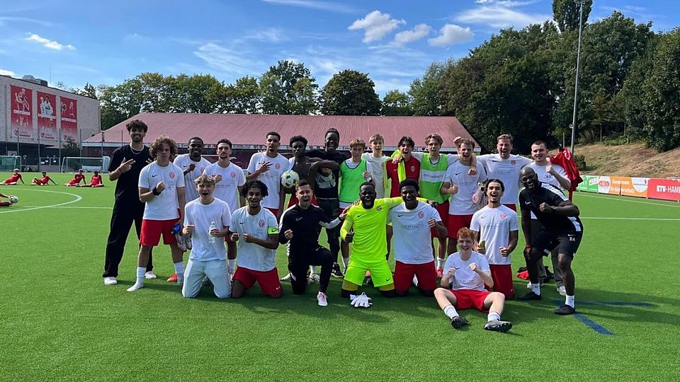 Ausgelassener Jubel: Der Eimsbütteler TV II feiert beim 2:0 gegen Altona 93 II seinen zweiten Saisonsieg.