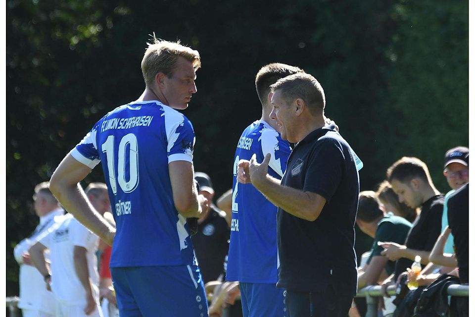 Muss sich mit einem Zähler begnügen: Unions Trainer Jochen Küppers, hier im Gespräch mit Philipp Grüttner.
