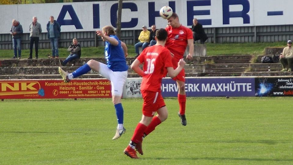 TSV Königstein (in Rot) vs. TuS Rosenberg (in Blau-Weiß) ist eines der beiden hochinteressanten Verfolgerduelle zum Rückrundenstart.