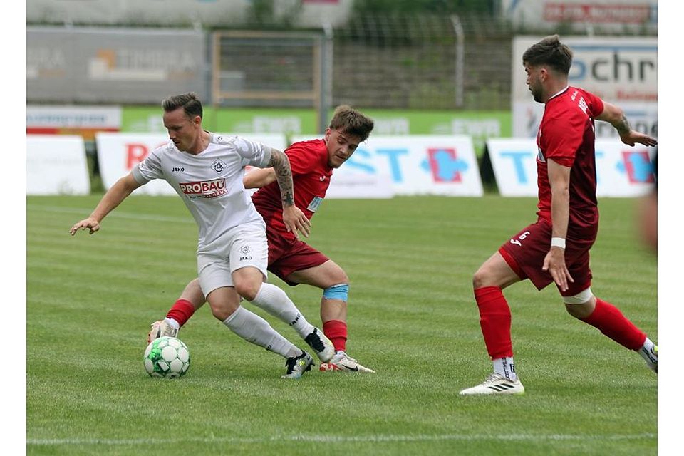 Pascal Nicklis (mitte), hier im Zweikampf in der vergangenen Saison im Heimspiel gegen Steffen Straub (Arminia Ludwigshafen), ist kein Teil mehr des Wormatia-Kaders. Rechts: der jetzige Pfeddersheimer Vincent Haber. Foto: Christine Dirigo/pakalski-press Pascal Nicklis (mitte), hier im Zweikampf in der vergangenen Saison im Heimspiel gegen Steffen Straub (Arminia Ludwigshafen), ist kein Teil mehr des Wormatia-Kaders. Rechts: der jetzige Pfeddersheimer Vincent Haber. Foto: Christine Dirigo/pakalski-press