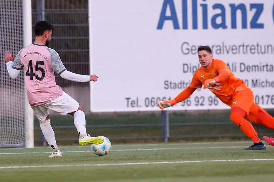 Amid Khan Agha (SV Hummetroth) trifft zum 1:0, Torwart Marcel Czirbus (VfR Groß-Gerau) ist geschlagen. Amid Khan Agha (SV Hummetroth) trifft zum 1:0, Torwart Marcel Czirbus (VfR Groß-Gerau) ist geschlagen.
