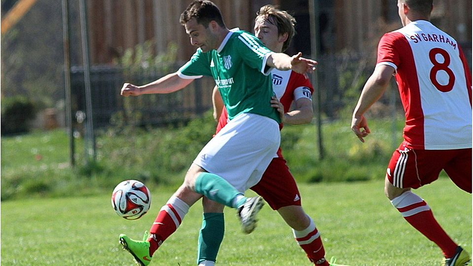 Andreas Gastinger (in grün-weiß) wird auch in der kommenden Saison als Spielertrainer der DJK Haselbach fungieren. F: Enzesberger