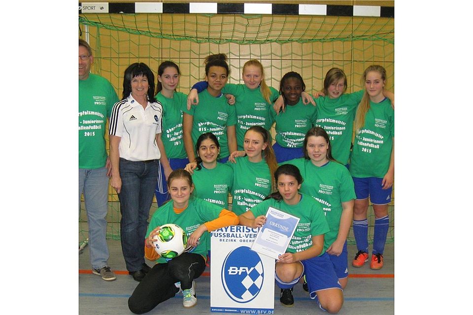 Die C-Jugend-Mädchen des VFB Regensburg feierten nach vier Siegen und einem Unentschieden den Bezirksmeistertitel.  Foto: BFV