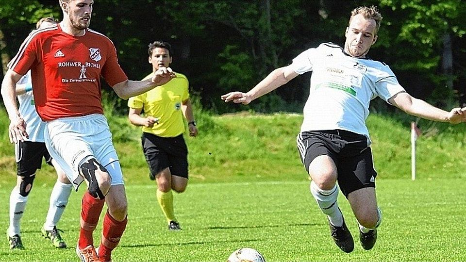 Kommt ein Eckernförder geflogen: Philipp Liese (rechts) gegen Bargstedts Mattes Sievers. Foto: Hobke