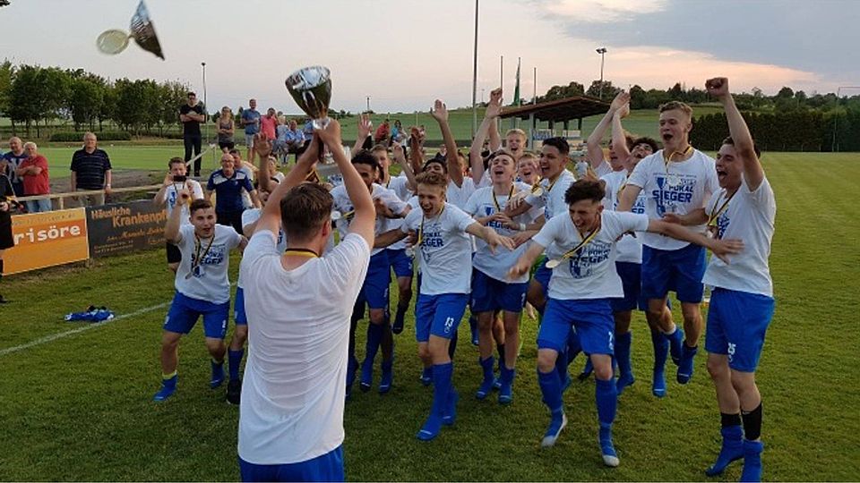 Die A-Junioren des 1. FC Magdeburg bejubeln den Pokalsieg. Foto: Rinke