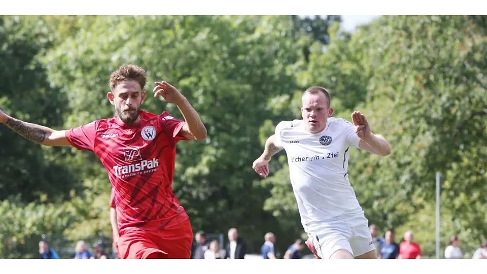 Im Synchron-Sprint: Yannik Tristan Reimann (l.) vom SC Waldgirmes III und Jan Reisbich von Spartak Wetzlar laufen um die Wette. © Steffen Bär