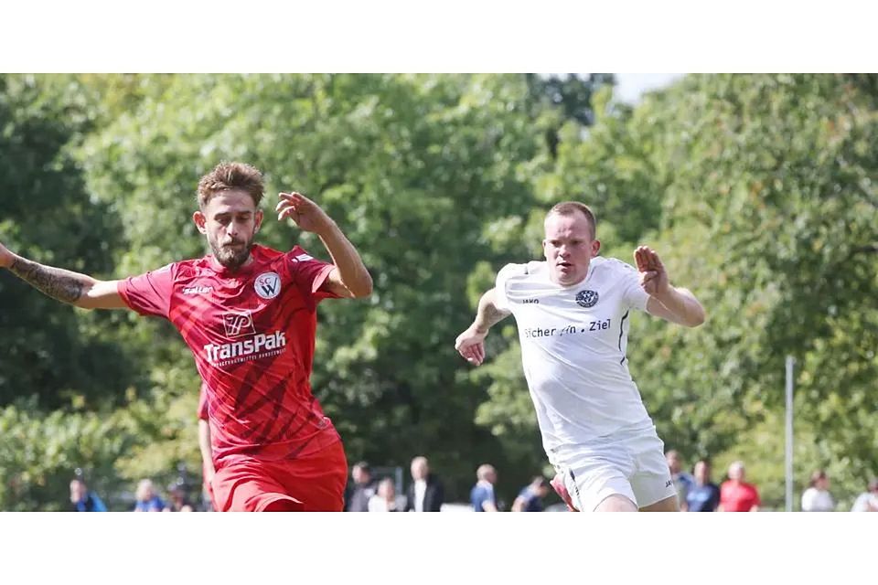 Im Synchron-Sprint: Yannik Tristan Reimann (l.) vom SC Waldgirmes III und Jan Reisbich von Spartak Wetzlar laufen um die Wette. © Steffen Bär