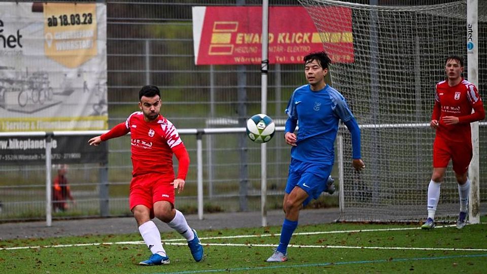 Wörrstadts Spielertrainer Rene Novo (links) führte seine Mannschaft gegen die TSG Bretzenheim um Dennis Müller zu einem souveränen Heimsieg. Rechts: Leon Maurice Simon.	Foto: Metzler/pakalski-press