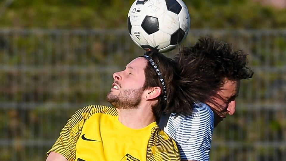 Viel Respekt: Jonas Häußermann (SV Eichsel, links) klärt gegen Abdelbari Benai, der für  SV Weil II das zwischenzeitliche 1:1 erzielte. | Foto: Gerd Gründl