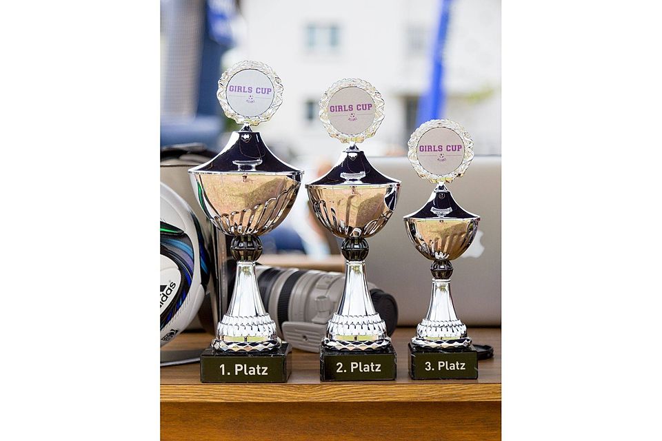 Glänzende Pokale warten auf die drei Erstplatzierten des U14-Turniers.