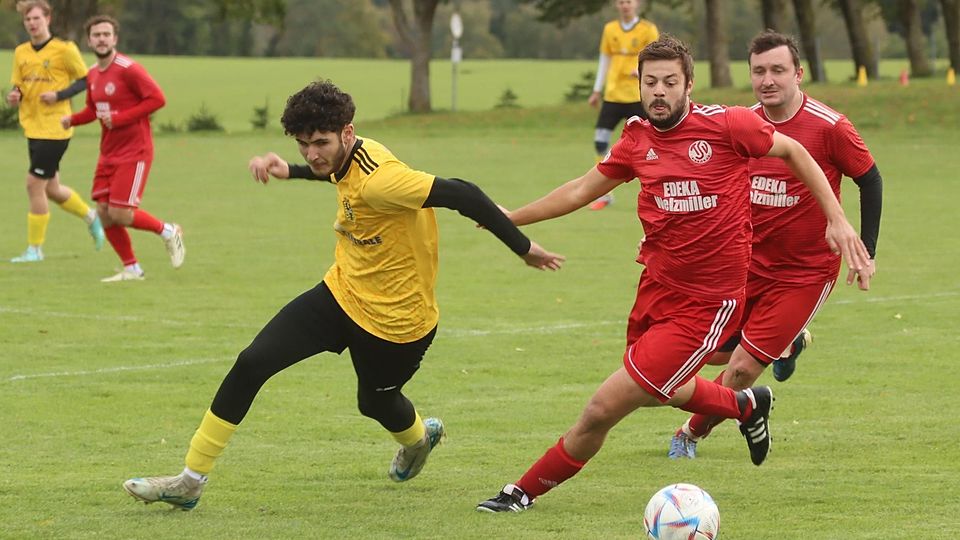 Die Gäste hatten das bessere Ende: Der TSV Schongau (in Gelb) gewann das Spitzenspiel der A-Klasse 8 beim TSV Rott mit 3:1. Rott büßte dadurch die Tabellenführung ein.