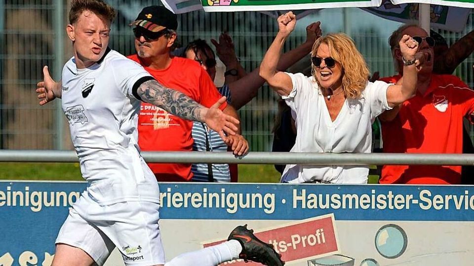 Felix Ohlhauser gelingen in der Verlängerung zwei Tore für Pfaffenweiler, die Fans im Hintergrund freut’s.
