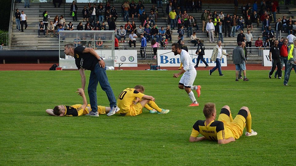 Spvgg.-Trainer Dirk Weckfort (Mitte) versucht zu trösten, wo es nichts mehr zu trösten gibt  Foto: Zvizdic
