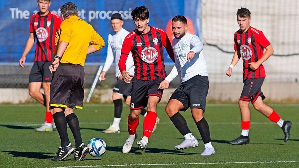 Manchmal steht auch ein Schiedsrichter im Weg. So musste sich Garcia Manuel Morales in der Partie zwischen dem TuS Bonndorf (in Rot) und dem FC Furtwangen ganz schnell ganz dünn machen. 