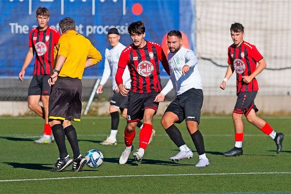 Manchmal steht auch ein Schiedsrichter im Weg. So musste sich Garcia Manuel Morales in der Partie zwischen dem TuS Bonndorf (in Rot) und dem FC Furtwangen ganz schnell ganz dünn machen. 