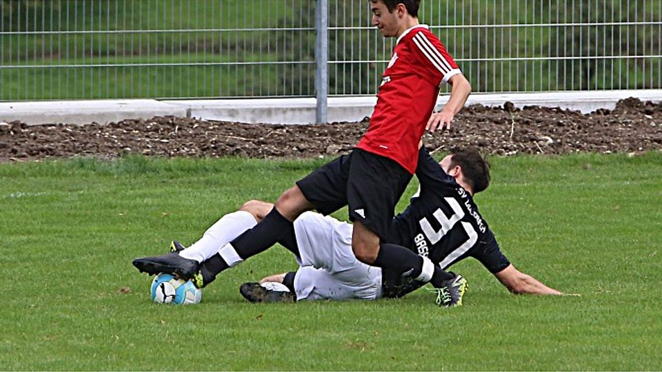 Im Absteigerduell der beiden Crailsheimer Stadtvereine behält der TSV Goldbach (schwarzes Trikot) mit 4:1 die Oberhand über den ESV Crailsheim.  Ric Badal