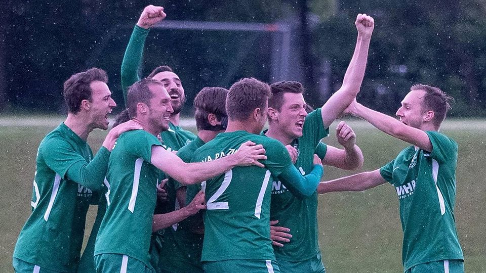 Die Palzinger Fußballer bejubeln einen Torerfolg.