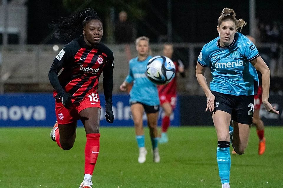 Nicole Anyomi (li.) wird zunächst als Reservespielerin nach Paris reisen.