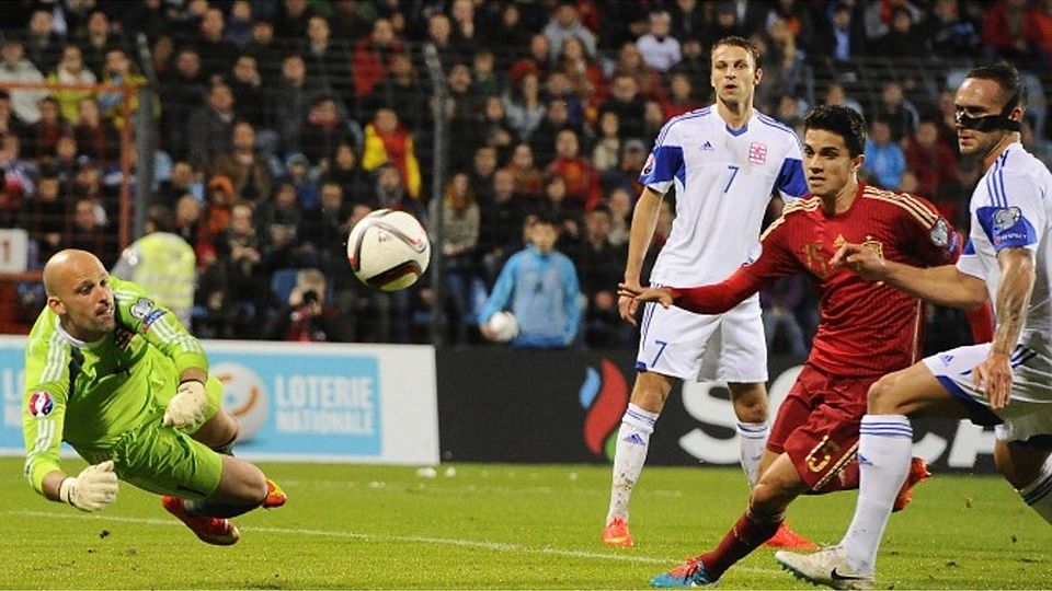 Wirft sich in jeden Ball: Jonathan Joubert (links) hat mit Luxemburg ein sensationelles 0:0 in Frankreich geholt. Diese Aufnahme stammt aus einem Heimspiel gegen Spanien. Foto: dpa