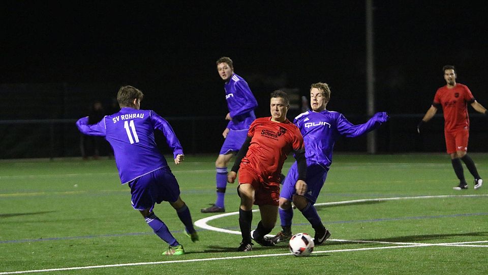 Der SV Nufringen (rote Trikots) siegt im Bezirkspokal Foto: Bäuerle