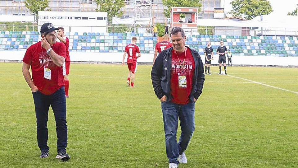 Die letzte Reise als Sportlicher Leiter von Wormatia Worms: Norbert Hess (rechts) verlässt nach dem Pokalfinale in Pirmasens den Verein. Links Sportvorstand Ibrahim Kurt.	