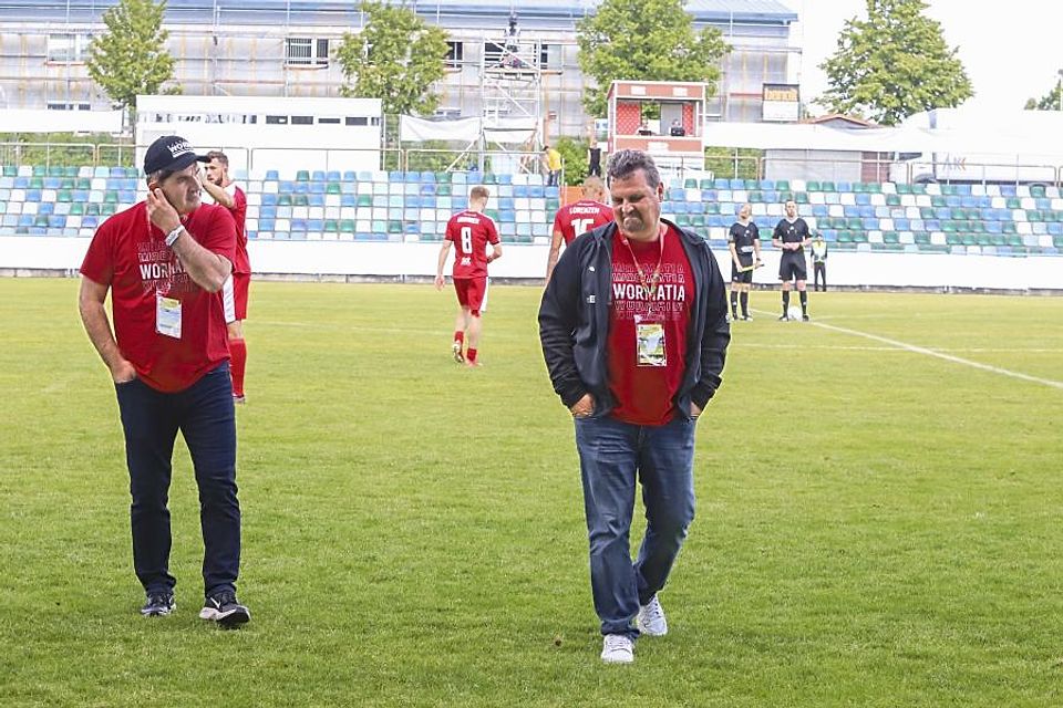 Die letzte Reise als Sportlicher Leiter von Wormatia Worms: Norbert Hess (rechts) verlässt nach dem Pokalfinale in Pirmasens den Verein. Links Sportvorstand Ibrahim Kurt.	