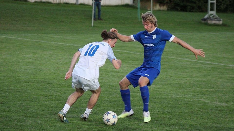 Höhenrain (re.) erwartet eine schwere Aufgabe im Landkreis-Derby.