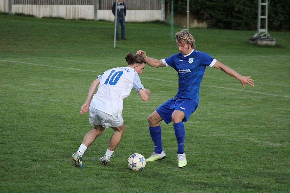 Höhenrain (re.) erwartet eine schwere Aufgabe im Landkreis-Derby.
