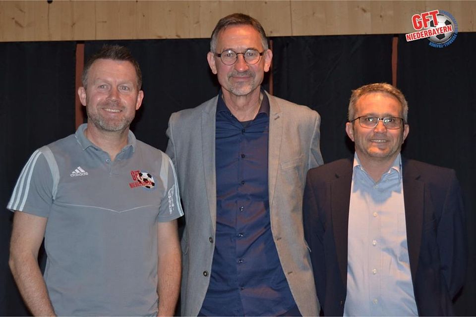 Die beiden Vorsitzenden Anton Autengruber (re.) und Christian Schießl (li.) freuten sich über den Besuch von Jahn-Sportgeschäftsführer Achim Beierlorzer