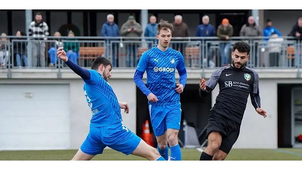 Beäugt von seinem Mitspieler Luis Kring (hinten), will der Frohnhäuser Ben Bastian (l.) den Wetzlarer Furkan Dalkilic vom Ball trennen. Letztlich muss sich Amedspor auch vom Gedanken an Punkte trennen, denn der SSV siegt glatt mit 4:0. © Isabel Althof
