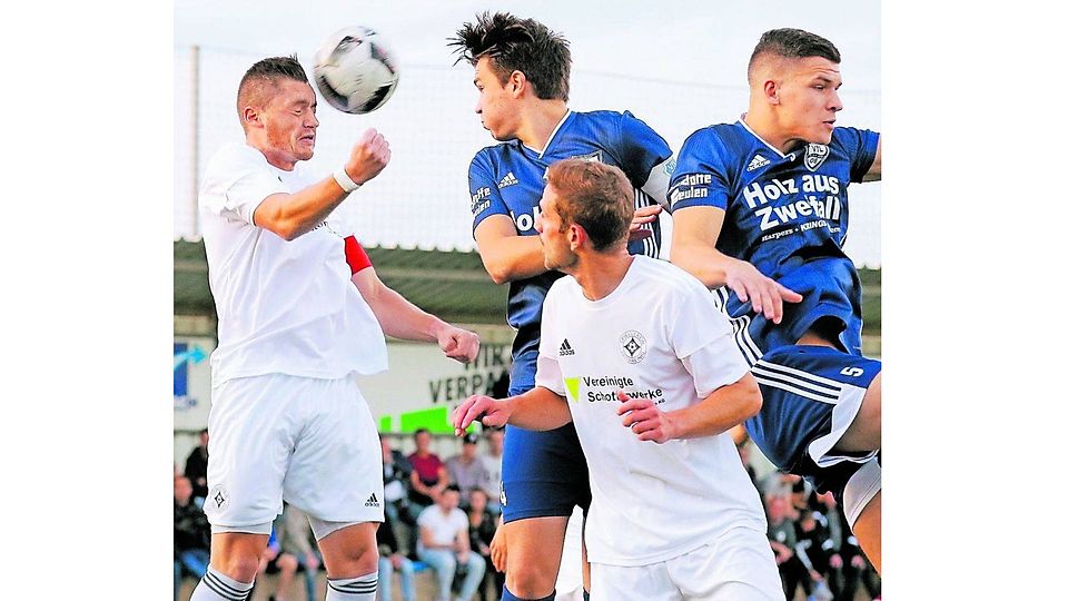 Geht voran: Manfred Fleps (links) setzt sich im Derby gegen Vichttals Stephan Kaulartz und Nils Schütter (rechts) durch. Teamkollge Manfred Hannappel muss nicht eingreifen.