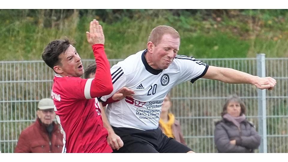 Sowohl Tim Nowak vom SC Münchholzhausen/Dutenhofen II (r.) als auch Gianni Piani vom SC Schöffengrund II sind hart im Nehmen. Am Ende trennen sie sich in der Fußball-A-Liga Wetzlar mit 2:2. © Peter Bayer