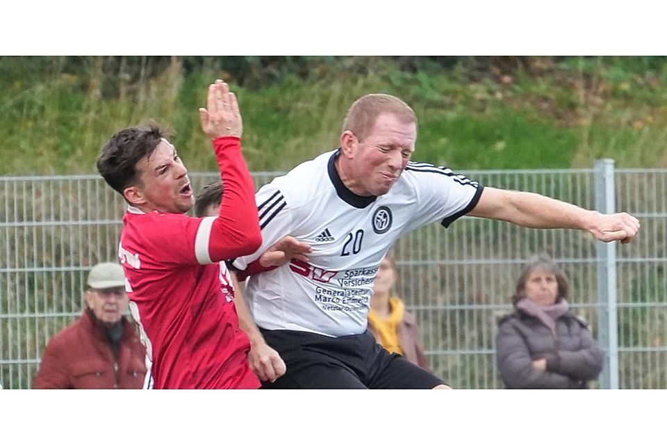 Sowohl Tim Nowak vom SC Münchholzhausen/Dutenhofen II (r.) als auch Gianni Piani vom SC Schöffengrund II sind hart im Nehmen. Am Ende trennen sie sich in der Fußball-A-Liga Wetzlar mit 2:2. © Peter Bayer