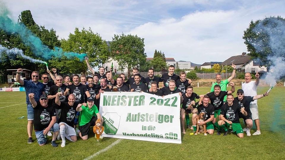 Aufstiegsjubel bei den Spielern des VfR Fehlheim, die souverän Meister der Gruppenliga Darmstadt wurden.	Foto: Thorsten Gutschalk
